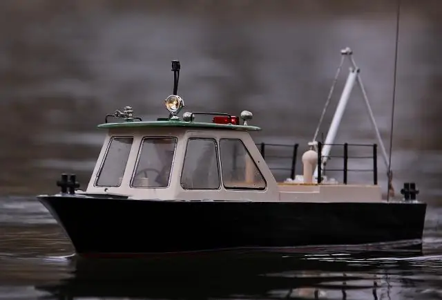 Comment le principe d'Archimède est-il utilisé pour concevoir des navires et des sous-marins ?